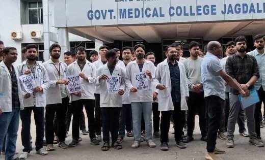 इलाज छोड़ सड़क पर उतरे इंटर्न डॉक्टर, एक मांग को लेकर बढ़ा विरोध, मेडिकल कॉलेज की व्यवस्था पर पड़ा असर