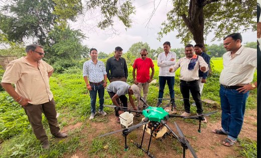 बलौदाबाजार : ’खेती में तकनीक का उपयोग: किसानों ने ड्रोन से खरपतवार नाशक का छिड़काव कर 40 हेक्टेयर में बचाया समय और श्रम’