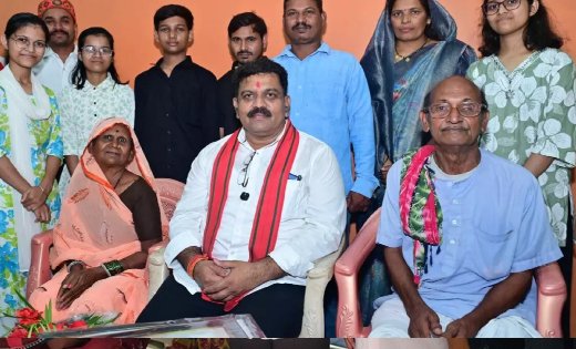 कबीरधाम की तीन बहनों ने रचा नया इतिहास, एक साथ NEET पास करने पर उप मुख्यमंत्री विजय शर्मा ने घर पहुंचकर दी बधाई