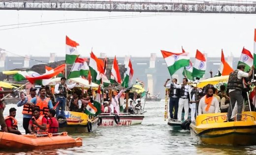 ओंकारेश्वर में नर्मदा की लहरों पर दिखा देशभक्ति का अद्भुत नजारा, 151 नौकाओं की तिरंगा यात्रा बनी आकर्षण का केंद्र