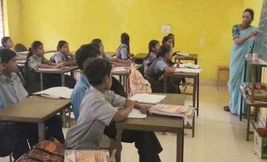 तीन साल से स्कूल भवन का इंतजार, पंचायत भवन में पढ़ने को मजबूर एर्राकोट के बच्चे; शिक्षा व्यवस्था पर उठे सवाल