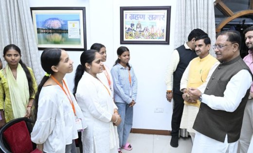 ग्रामीण विद्यार्थियों से मुख्यमंत्री विष्णुदेव साय का प्रेरक संवाद: बड़े सपने देखने और मेहनत से उन्हें साकार करने का दिया संदेश