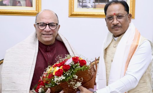 रायपुर : मुख्यमंत्री विष्णुदेव साय से निर्माता-निर्देशक डॉ. चंद्रप्रकाश द्विवेदी ने की सौजन्य मुलाकात