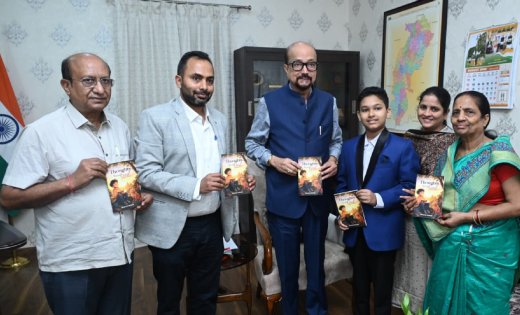 रायपुर : राज्यपाल  डेका ने 12 वर्षीय छात्र मास्टर दिव्यांश की पुस्तक ‘थॉट्स अबाउट गॉड‘ का किया विमोचन