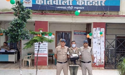 नशे के कारोबार पर पुलिस का शिकंजा, कार से 2 किलो से अधिक चरस बरामद होने के बाद युवक गिरफ्तार