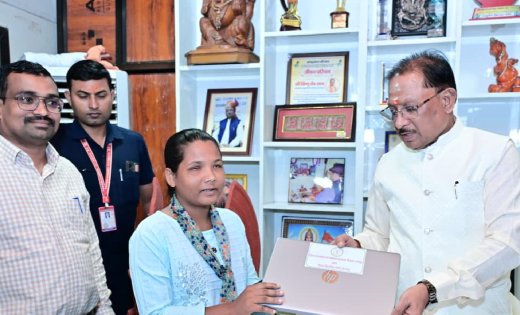 दृष्टिबाधा नहीं बनी बाधा, जयमंती के सपनों को मिली डिजिटल उड़ान, मुख्यमंत्री ने भेंट किया लैपटॉप