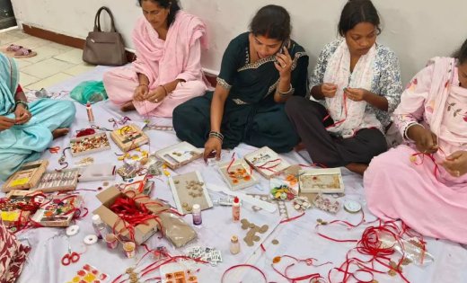रक्षाबंधन पर कोरिया की महिलाओं ने दिखाई हुनर की मिसाल, देसी संसाधनों से तैयार राखियां बाजार में उपलब्ध
