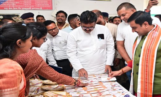 विष्णुभोग की खुशबू और बहनों के हुनर से सजी खास राखी, बिहान समूह की महिलाओं ने केंद्रीय राज्य मंत्री तोखन साहू को भेंट किया विष्णुभोग चावल और धान से बनी राखी…