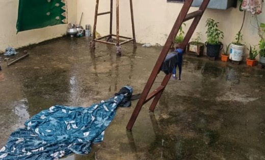 कपड़े सुखाने का तार बना मौत का फंदा, मां को बचाने दौड़े बेटे की भी करंट से गई जान