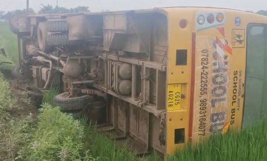 बच्चों से भरी स्कूल बस पलटी, खेत में मची अफरा-तफरी, कई छात्र घायल