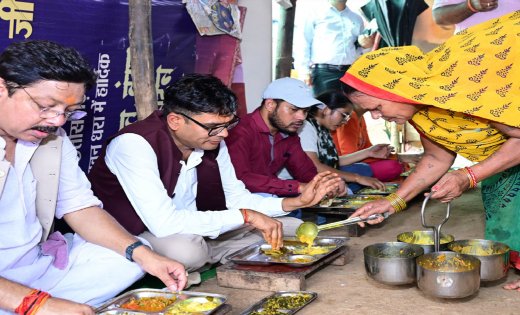 अपनों के बीच जमीन पर बैठकर देसी स्वाद का आनंद, वित्त मंत्री चौधरी ने कहा—यही हमारी संस्कृति की असली पहचान