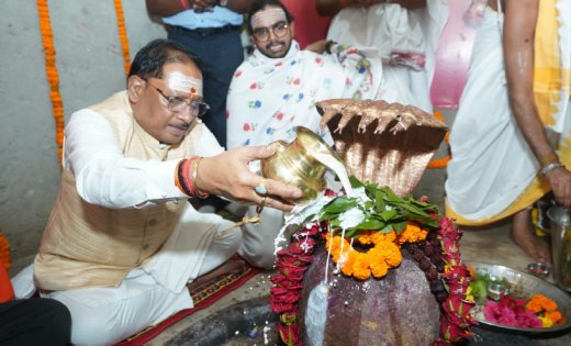 मुख्यमंत्री साय ने बाबा कर्मेश्वर का किया रुद्राभिषेक, प्रदेशवासियों की सुख-समृद्धि और खुशहाली की कामना की