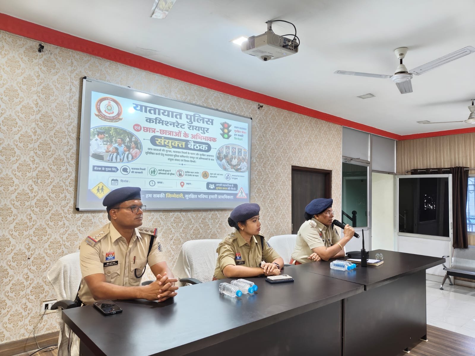 यातायात डीसीपी डॉ. अर्चना झा के निर्देशानुसार स्कूलों के बाहर विशेष अभियान जारी