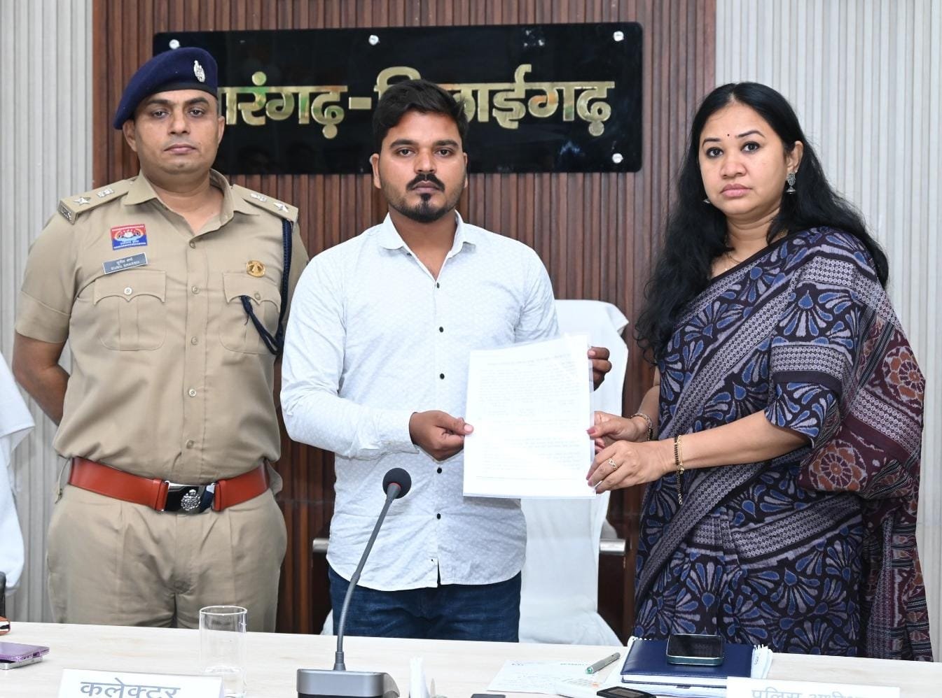 अनुकम्पा नियुक्ति में कलेक्टर ने राजकमल कुर्रे को प्रदान किया पटवारी प्रशिक्षण चयन आदेश