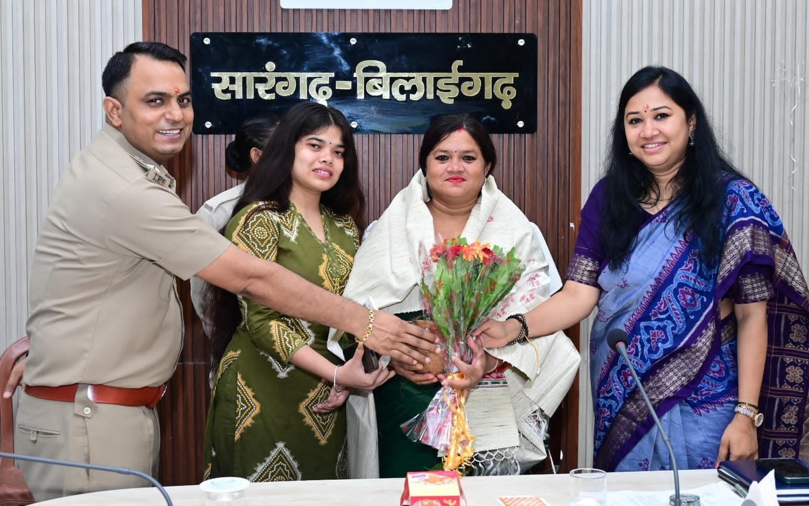 शिक्षिका सुनीता यादव को शाल श्रीफल भेंटकर कलेक्टर एसपी ने किया सम्मानित