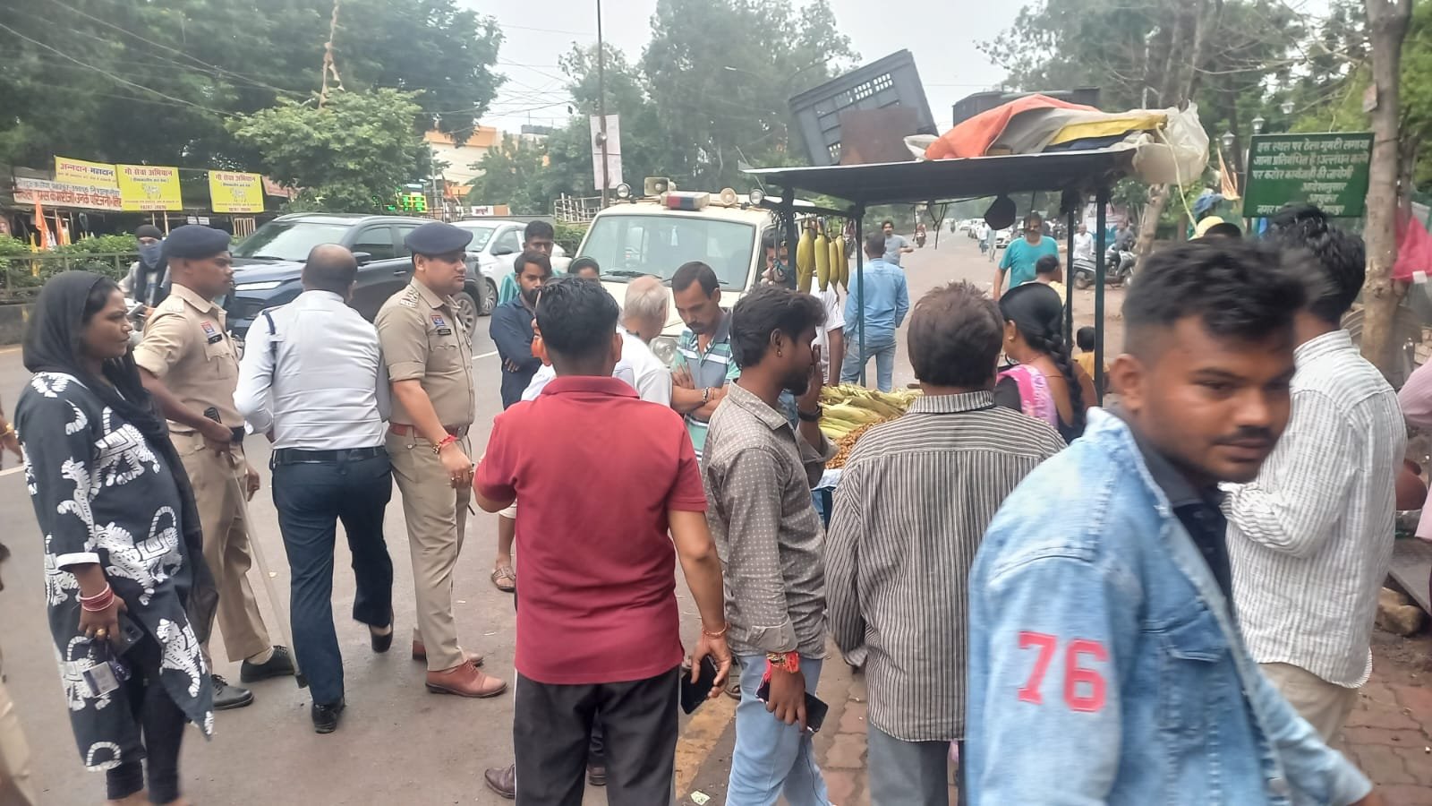 टाटीबंध क्षेत्र में एम्स के सामने अतिक्रमण पर यातायात पुलिस एवं नगर निगम की संयुक्त कार्यवाही