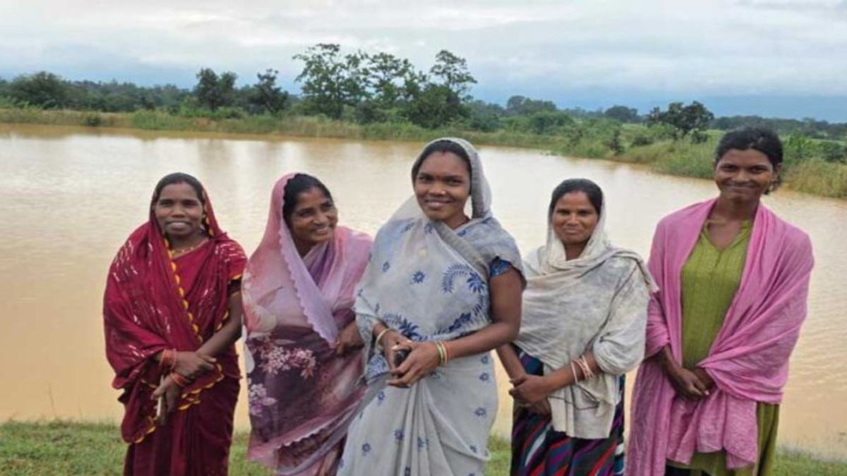 सेवा की कहानी: अमृत सरोवर बना महिलाओं की आजीविका का आधार, मछली पालन से आत्मनिर्भरता की ओर बढ़े कदम