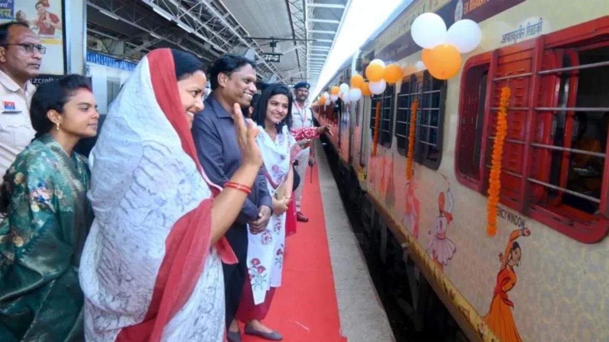 मुख्यमंत्री तीर्थ दर्शन योजना : मंत्री लक्ष्मी राजवाड़े ने भारत गौरव टूरिस्ट ट्रेन को दिखाई हरी झंडी