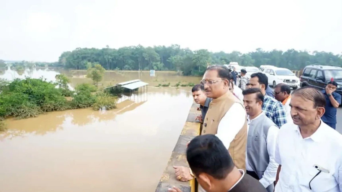 बस्तर के बाढ़ प्रभावित क्षेत्रों में पहुंचे मुख्यमंत्री साय, प्रभावित परिवारों से मिलकर जाना हाल