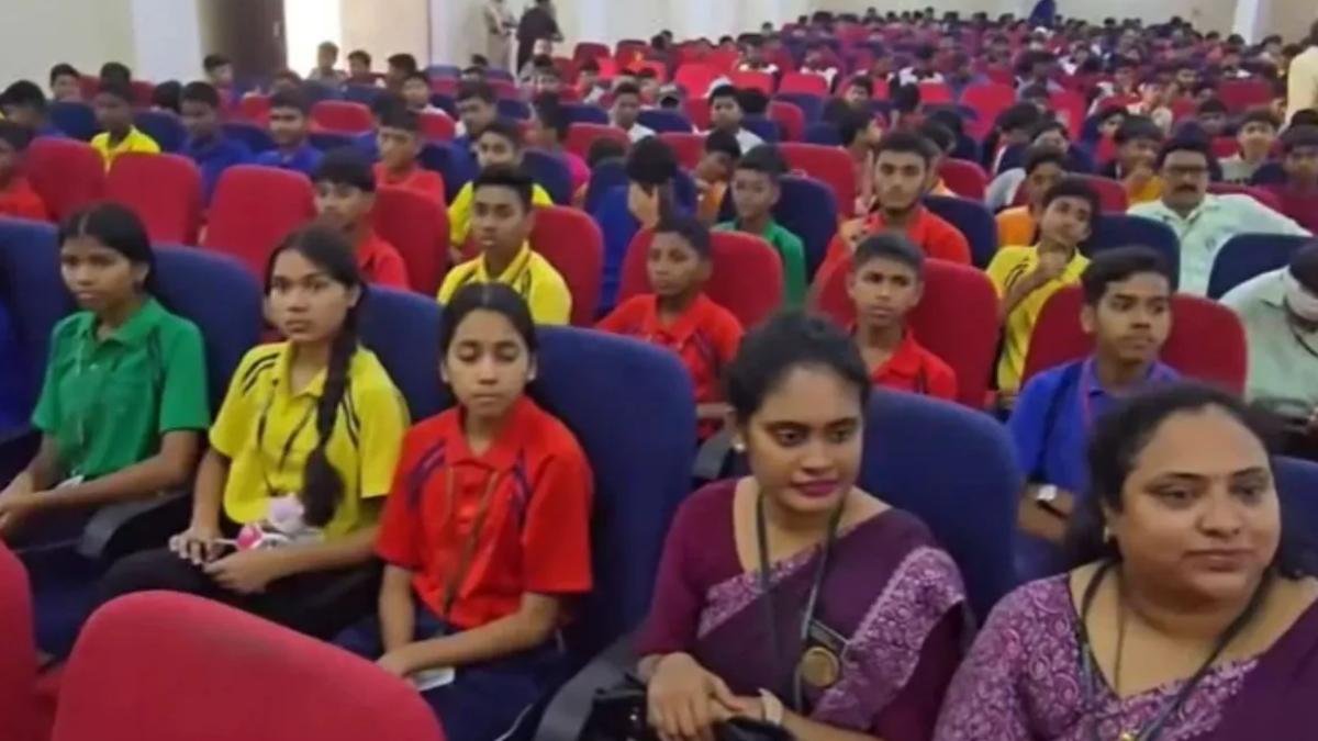 राजनांदगांव में तिमाही परीक्षा के बीच 250 छात्र पहुंचे सरकारी कार्यक्रम में, शिक्षा विभाग की निगरानी पर उठे सवाल