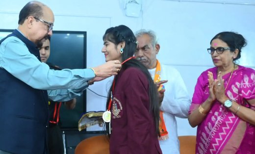 रायपुर : वर्तमान पर फोकस करें, निरंतर सीखते रहें और समाज के लिए योगदान दें : राज्यपाल