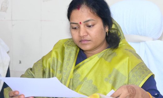 रायपुर : जनहित के कार्यों को प्राथमिकता देते हुए मंत्री लक्ष्मी राजवाड़े ने ओड़गी में विकास कार्यों की समीक्षा की
