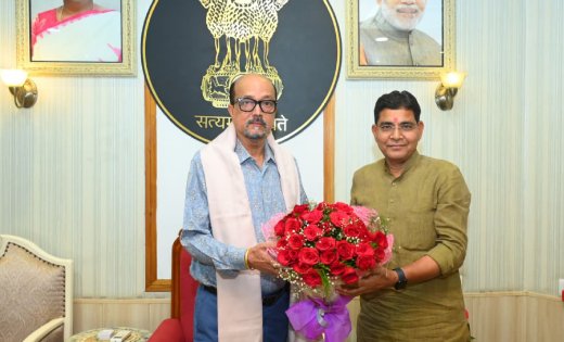 रायपुर : राज्यपाल रमेन डेका से मंत्री टंकराम वर्मा ने की सौजन्य भेंट