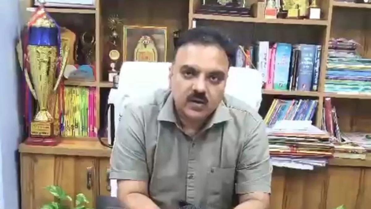 सरगुजा शिक्षा विभाग में अटैचमेंट को लेकर बवाल, DEO पर गंभीर आरोप; सूरजपुर के व्याख्याता को अहम जिम्मेदारी देने पर उठे सवाल