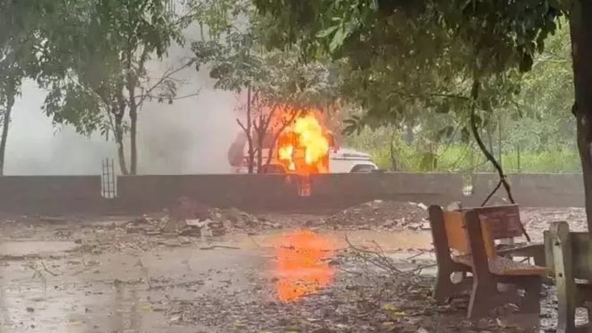 सुकमा में चलती पुलिस वाहन में अचानक लगी आग, समय रहते बाहर निकले जवानों से टला बड़ा हादसा