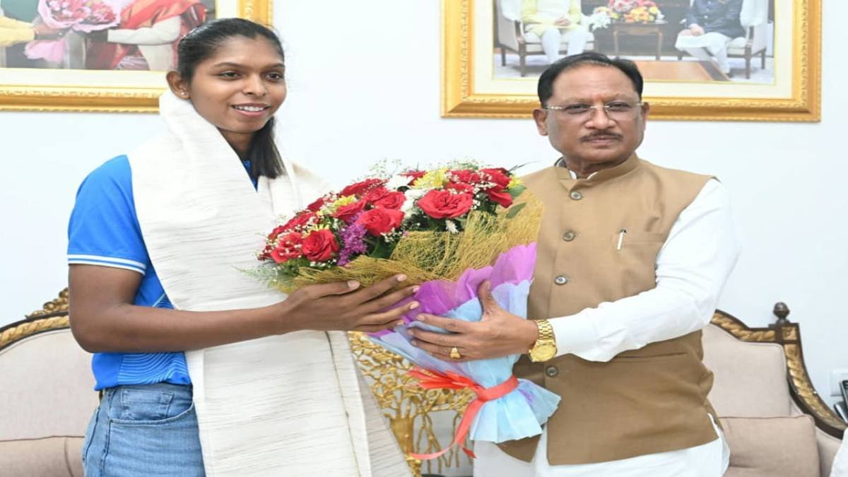 एशियन गेम्स की स्वर्ण पदक विजेता टीम की संजू देवी को मुख्यमंत्री विष्णु देव साय ने 51 लाख रुपए की प्रोत्साहन राशि देने की घोषणा की