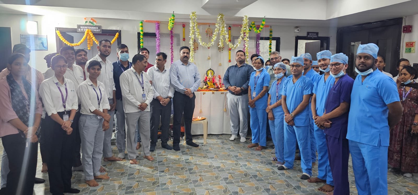 भाठागांव स्थित उर्मिला मेमोरियल हॉस्पिटल में धूमधाम से हुई विश्वकर्मा पूजा, औजारों की पूजा कर मरीजों के शीघ्र स्वस्थ होने की कामना