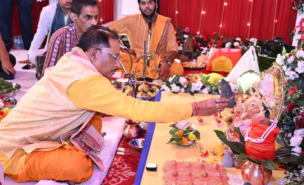 मुख्यमंत्री विष्णु देव साय ने परिवारजनों के साथ विधि-विधान से की गणपति की स्थापना और पूजा-अर्चना