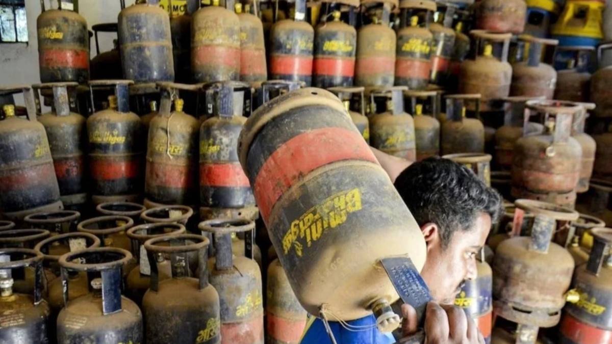 LPG Price Hike: त्योहारों से पहले महंगाई का झटका, कमर्शियल गैस सिलेंडर हुआ महंगा…जानें आपके शहर में अब कितने रुपये चुकाने होंगे