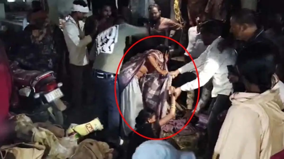चोरी के शक ने बाजार में मचाया बवाल, दो महिलाओं को घेरकर पीटा