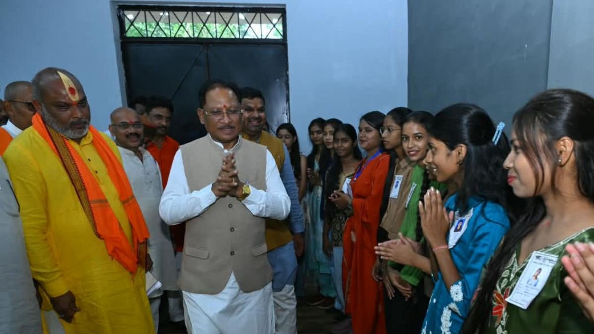 सेवा संकल्प अभियान- ‘सेवा के रंग’ कार्यक्रम के तहत निर्मित भव्य रंगोली का मुख्यमंत्री विष्णु देव साय ने किया अवलोकन