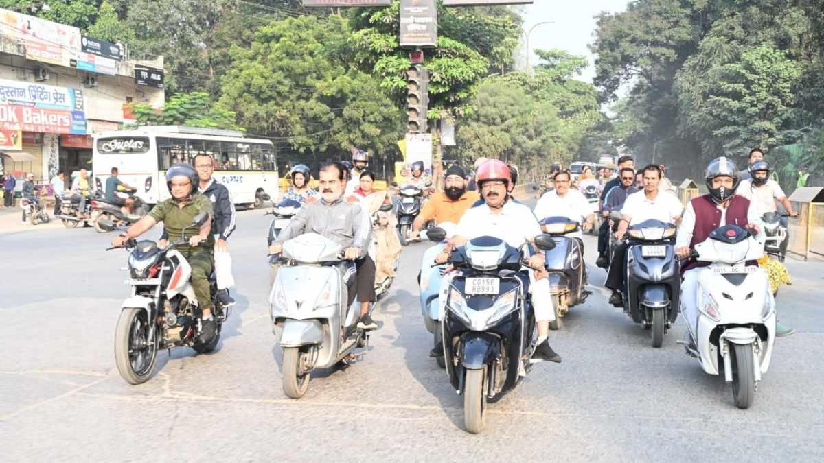 उप मुख्यमंत्री अरुण साव निकले स्कूटी पर, शहर भ्रमण कर सफाई और निर्माण कार्यों का किया निरीक्षण