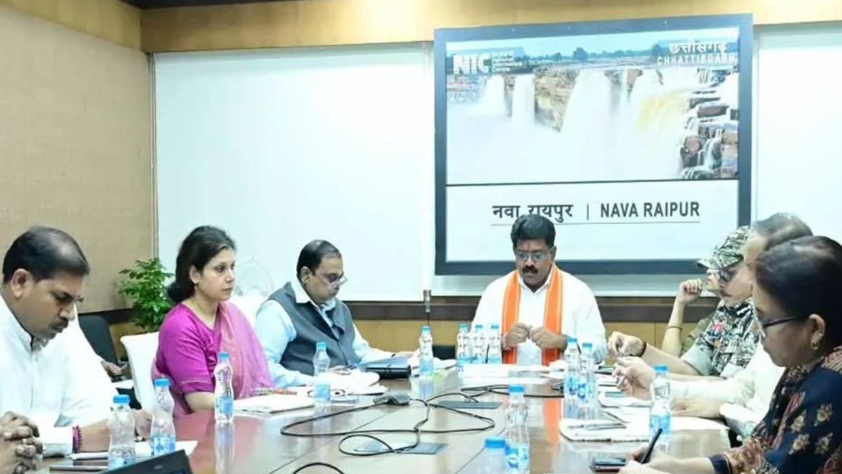 रायपुर : नक्सल प्रकरणों की वापसी के लिए प्रक्रिया में तेजी लाएं, 15 दिनों में जिला स्तरीय समितियों की बैठक करें – उप मुख्यमंत्री विजय शर्मा