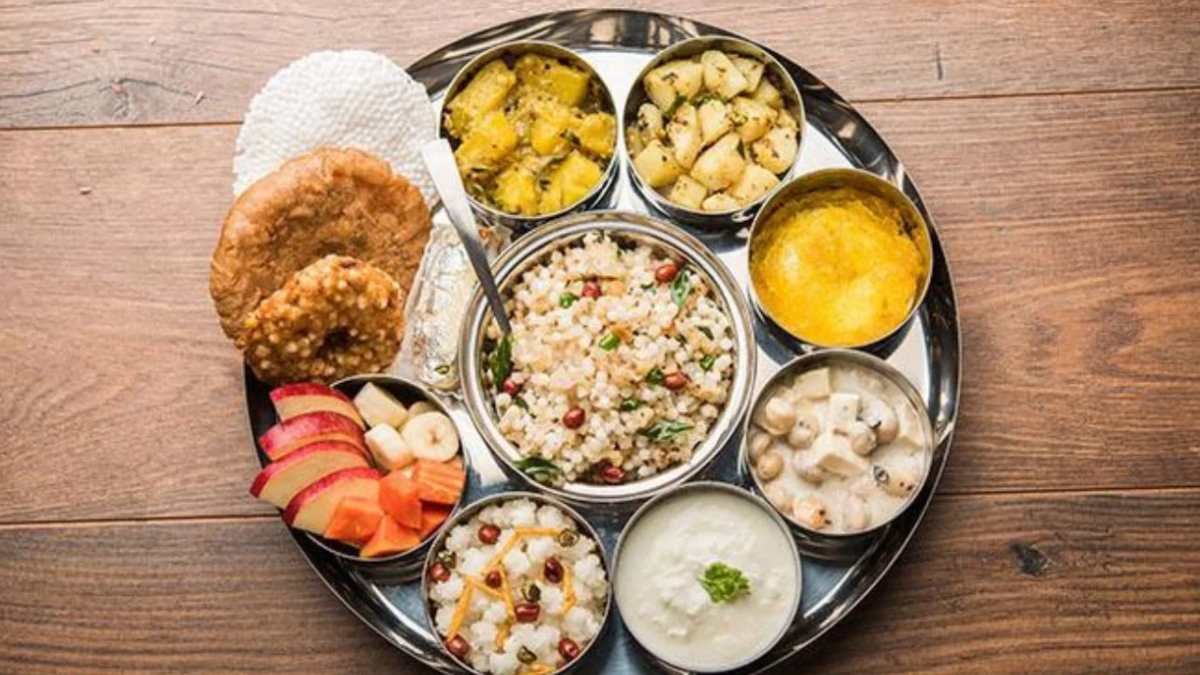 नवरात्रि व्रत में क्या खाएं और किन चीजों से करें परहेज? फल से लेकर साबूदाना-मखाना तक, जानें खानपान के जरूरी नियम