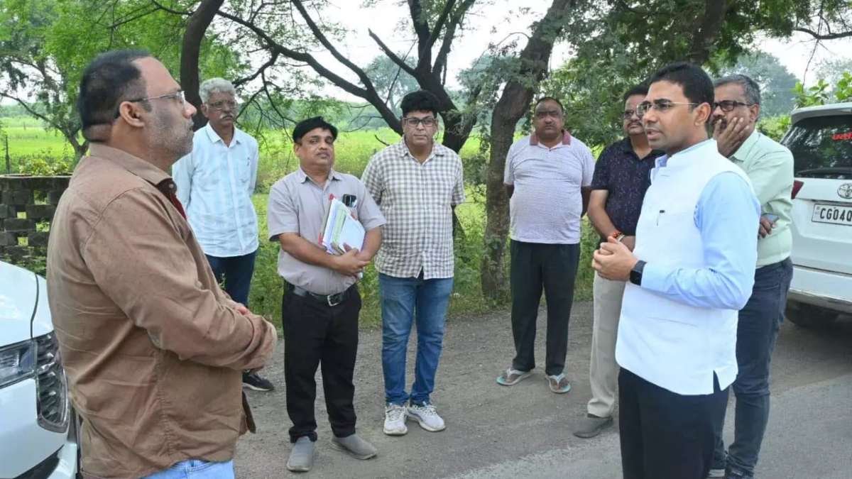 बलौदाबाजार-सुहेला सड़क निर्माण में देरी पर कलेक्टर नाराज, ठेकेदार को 15 दिन का वर्क प्लान देने और काम में तेजी लाने के निर्देश