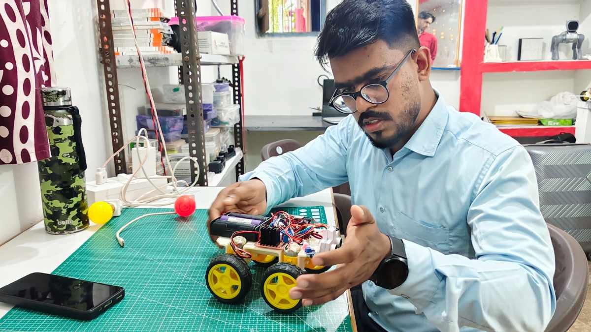 किसान परिवार के देवव्रत सिन्हा ने चुनी अलग राह, घर में बनाई AI लैब, अब धमतरी के बच्चों को सिखा रहे भविष्य की तकनीक