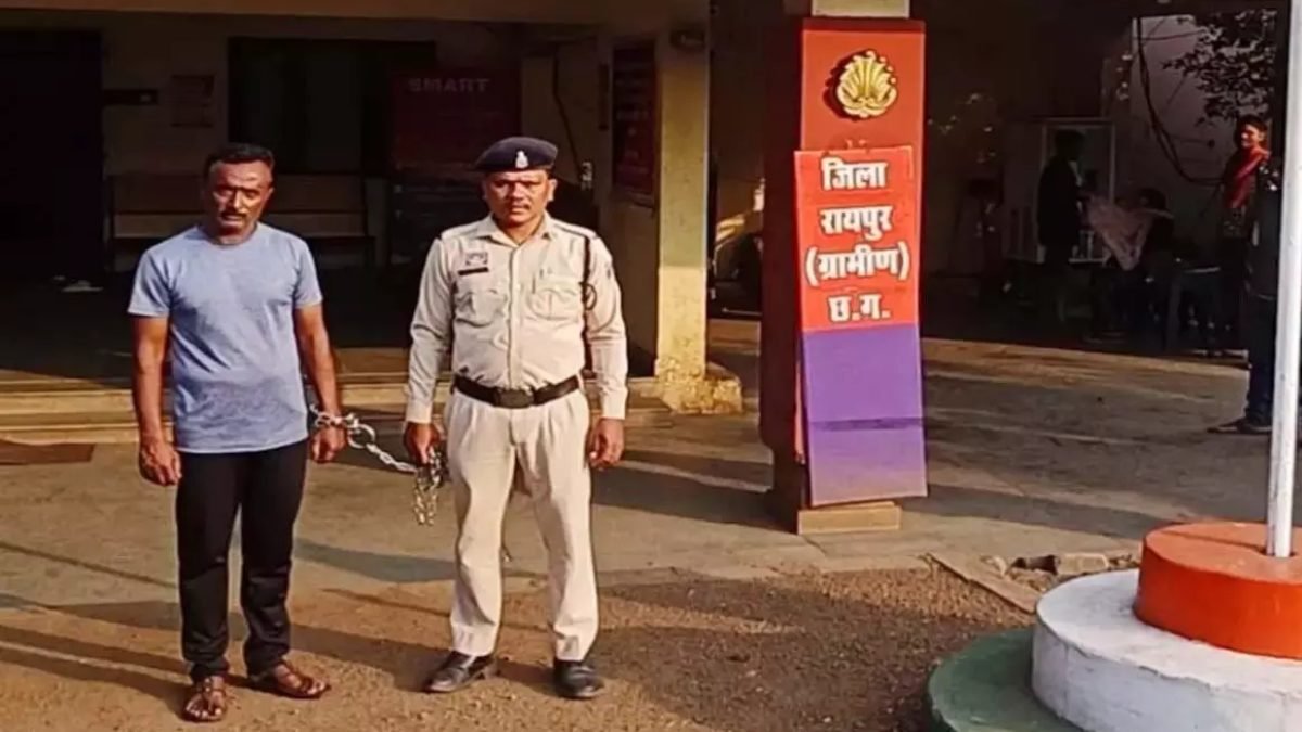 दुर्गा विसर्जन के दौरान हथियार लहराने का आरोप, विरोध करने पहुंचे युवक पर चाकू से हमला, मुख्य आरोपी गिरफ्तार