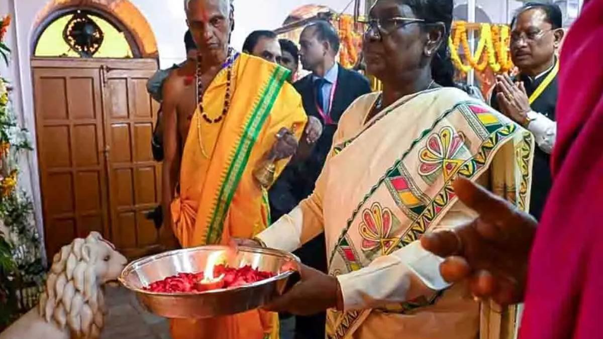राष्ट्रपति द्रौपदी मुर्मु ने मां दंतेश्वरी के दरबार में टेका मत्था, देश की खुशहाली के लिए की प्रार्थना