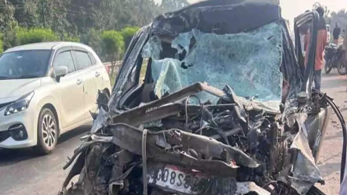 दर्दनाक सड़क हादसा, 16 चक्का ट्रक से भिड़ी कार, दो महिलाओं की मौत और तीन घायल