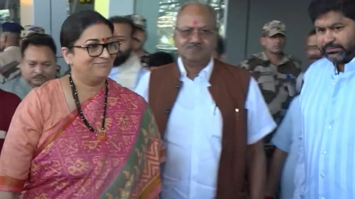 रायपुर पहुंचीं स्मृति ईरानी, दो दिन में 12 बैठकों के जरिए संगठन की करेंगी समीक्षा