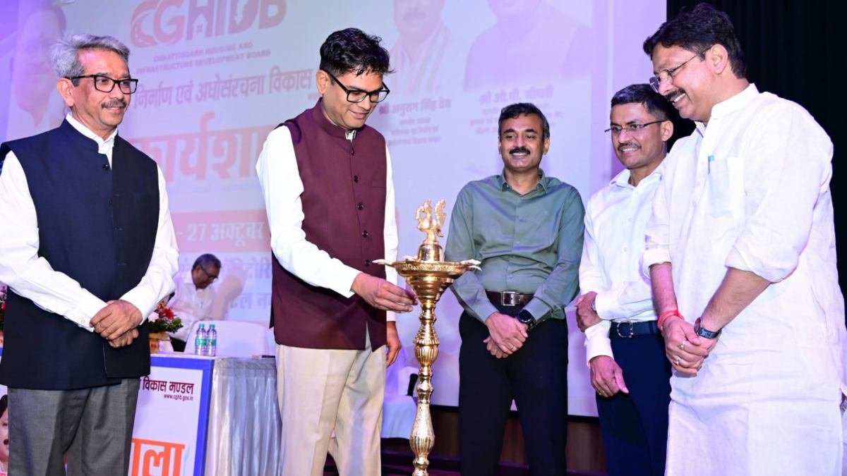रायपुर : छत्तीसगढ़ के विकास का प्रमुख इंजन बनेगा हाउसिंग बोर्ड, आवास के साथ अधोसंरचना विकास में निभाएगा महत्वपूर्ण भूमिका – आवास एवं पर्यावरण मंत्री  ओ.पी. चौधरी