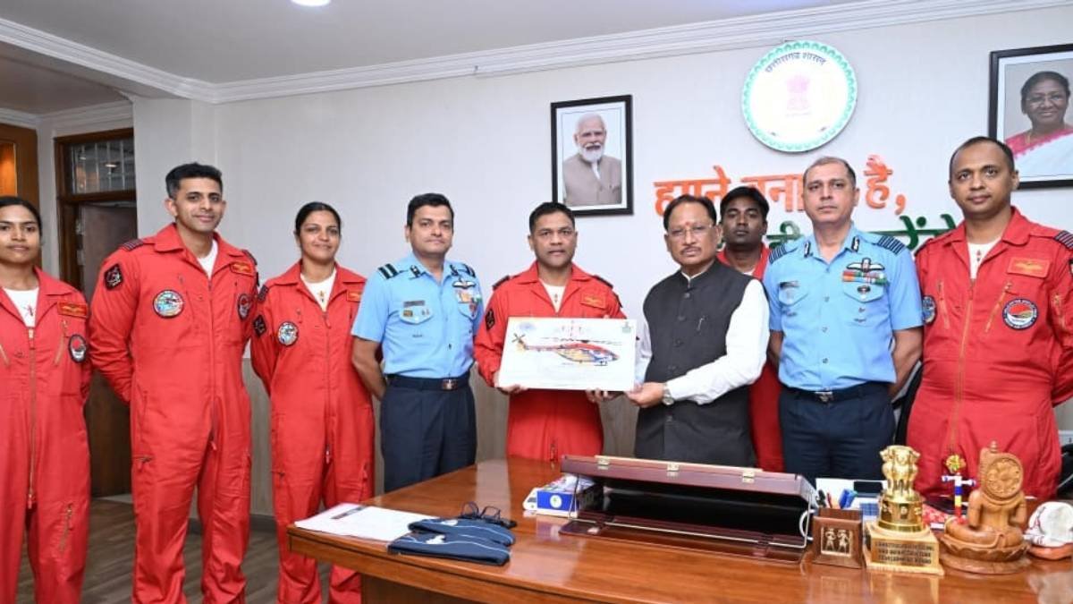मुख्यमंत्री  विष्णु देव साय से भारतीय वायु सेना की सारंग हेलीकॉप्टर डिस्प्ले टीम ने की सौजन्य मुलाकात