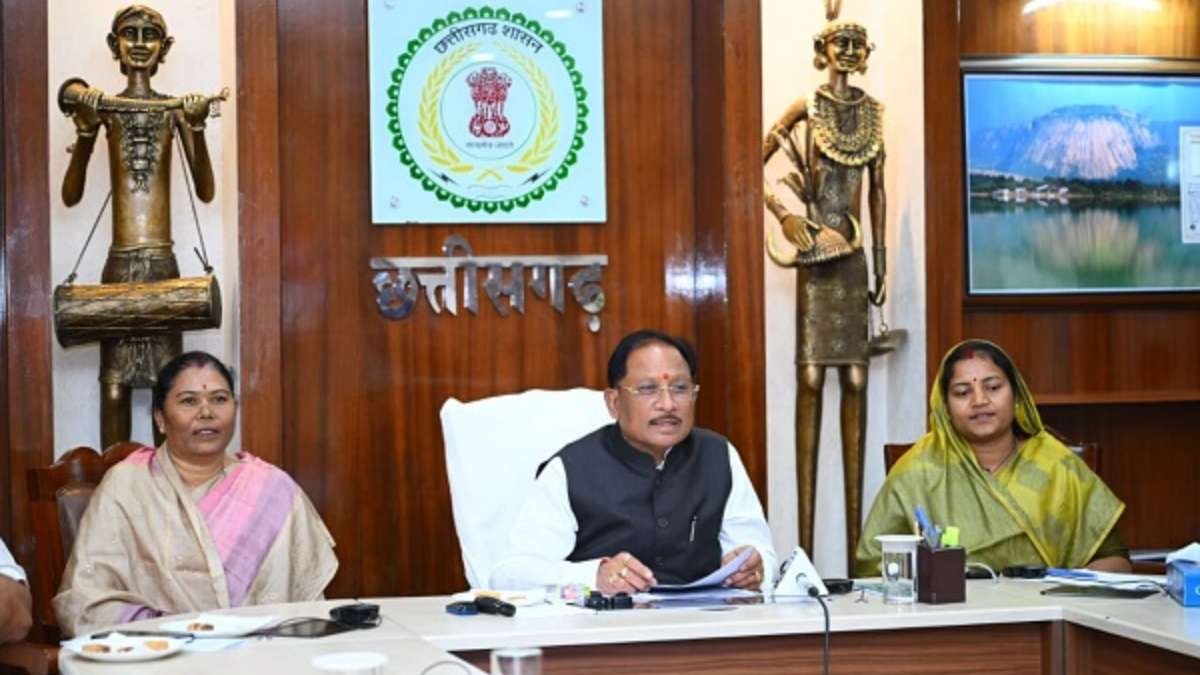 मुख्यमंत्री विष्णु देव साय ने पूर्व केंद्रीय मंत्री स्वर्गीय लरंग साय जी की प्रतिमा का किया वर्चुअल अनावरण