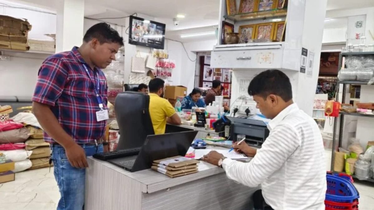 त्योहारी सीजन में मिलावट पर खाद्य विभाग सख्त, गोलबाजार में चांदी वर्क विक्रेताओं के प्रतिष्ठानों पर छापेमारी