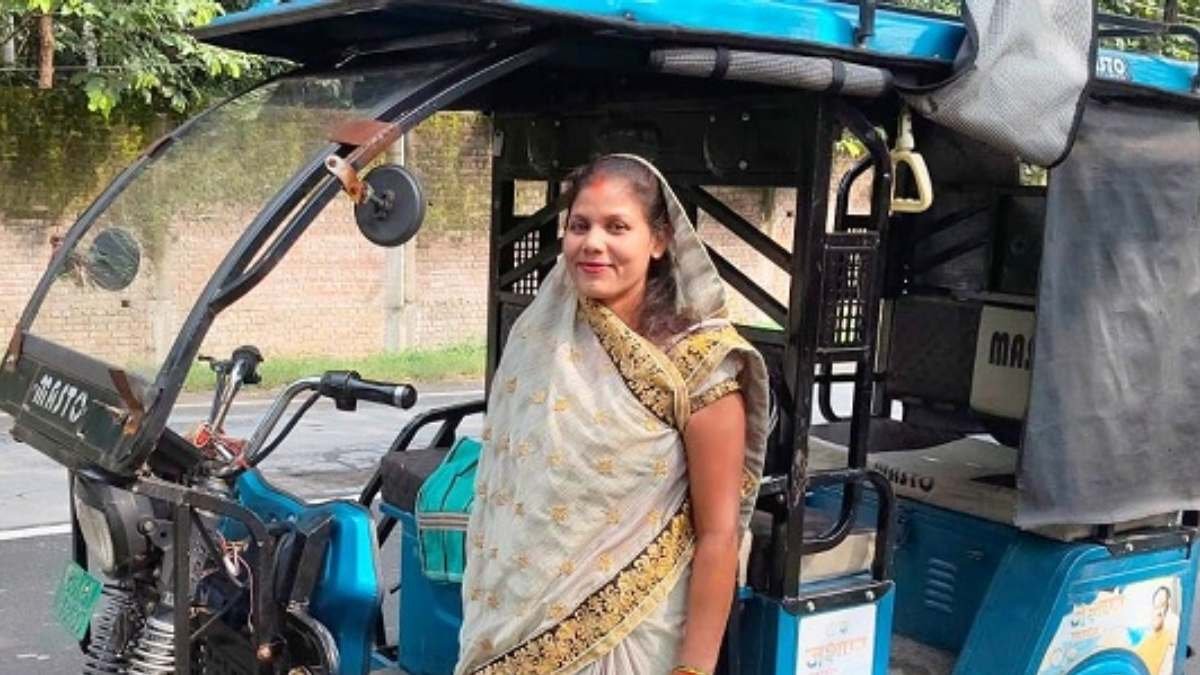 ’ई-रिक्शा ने बदली संगीता देवी की जिंदगी, स्वरोजगार से बनीं लखपति दीदी’
