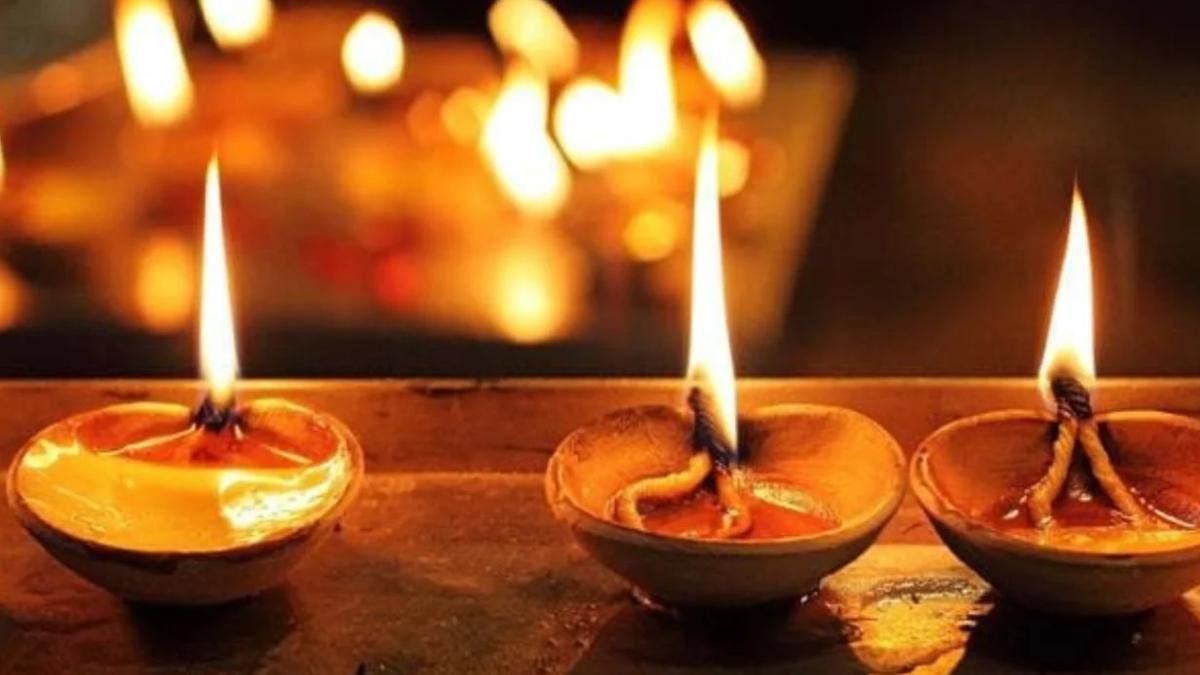 Diwali 2026: दीपावली पर मिट्टी के दीये जलाने की क्यों है परंपरा? जानिए धार्मिक आस्था से लेकर पर्यावरण और संस्कृति तक इनका खास महत्व